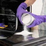 Aizmirstiet skrāpjus: atjautīgs veids, kā ātri notīrīt taukus no cepeškrāsns