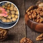 Kā ātri nomizot valriekstus bez āmura: ātrs un efektīvs parocīgs