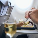 Uztura eksperti iesaka, ko nevajadzētu ēst lidmašīnā Uztura eksperti iesaka, ko nevajadzētu ēst lidmašīnā