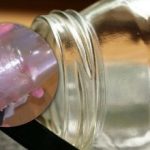 Bez lipīgiem atlikumiem: kā 5 sekundēs noņemt etiķeti no skārdenes